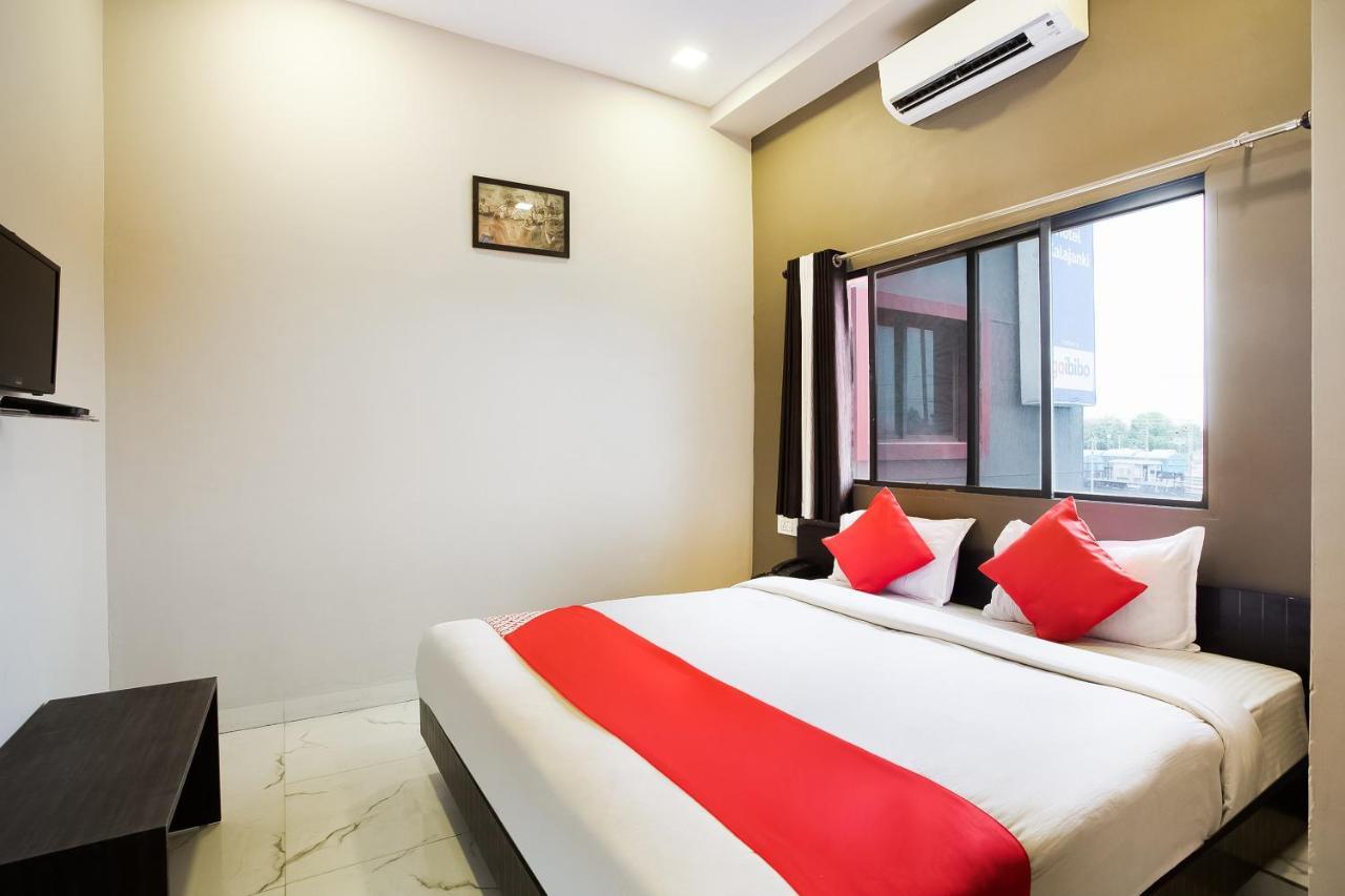 Hôtel Oyo 39381 Kalajanki à Ujjain Extérieur photo