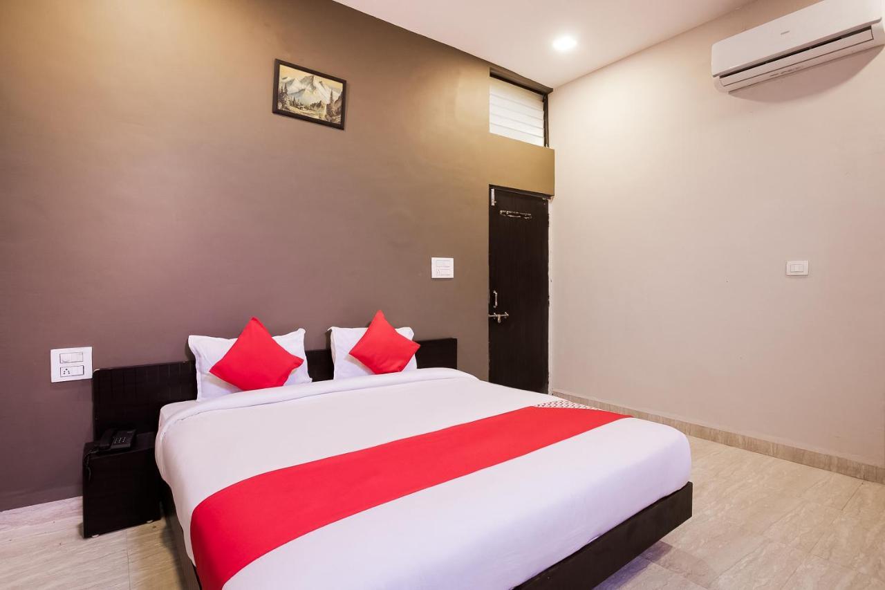 Hôtel Oyo 39381 Kalajanki à Ujjain Extérieur photo